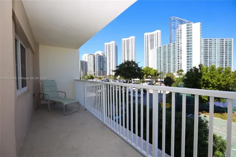 300 Bayview Dr # 216, Sunny Isles Beach FL 33160