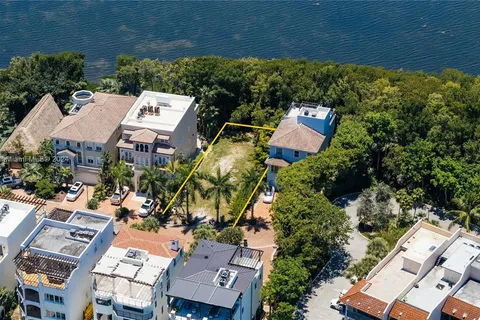 5863 Paradise Point Dr, Palmetto Bay FL 33157