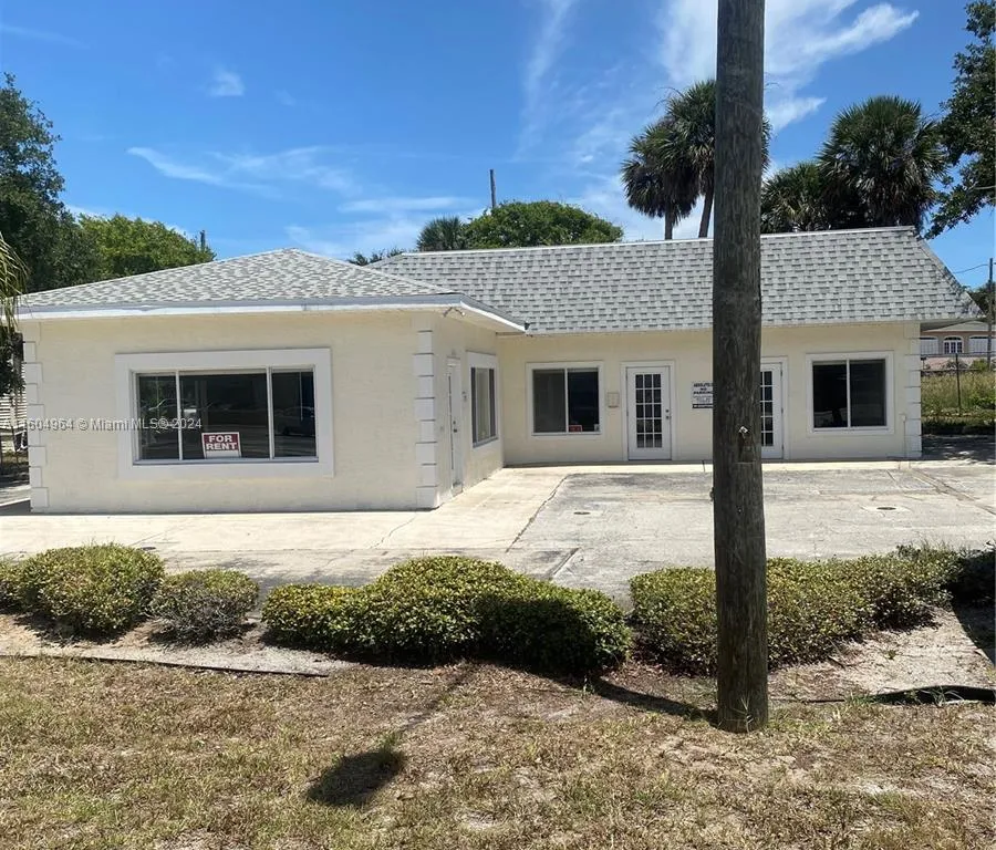 1109 Peninsula Dr, Daytona FL 32118