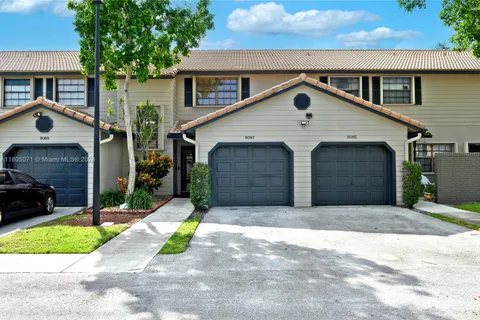 9087 Vineyard Lake Dr, Plantation FL 33324