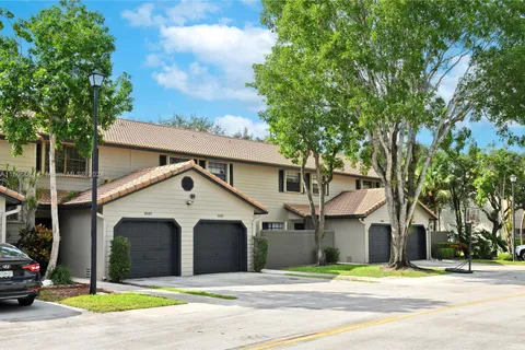 9087 Vineyard Lake Dr, Plantation FL 33324