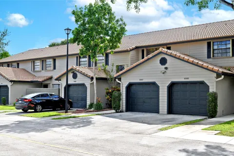 9087 Vineyard Lake Dr, Plantation FL 33324