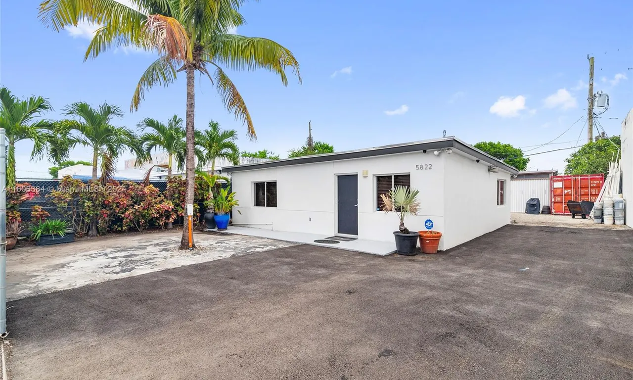 5822 Dewey St, Hollywood FL 33023