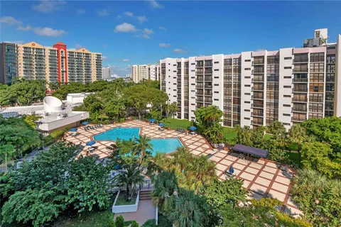 16909 N Bay Rd # 320, Sunny Isles Beach FL 33160