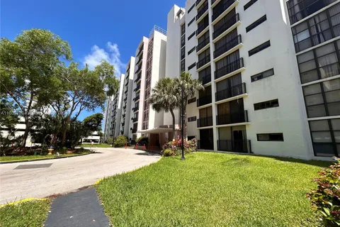 16909 N Bay Rd # 320, Sunny Isles Beach FL 33160