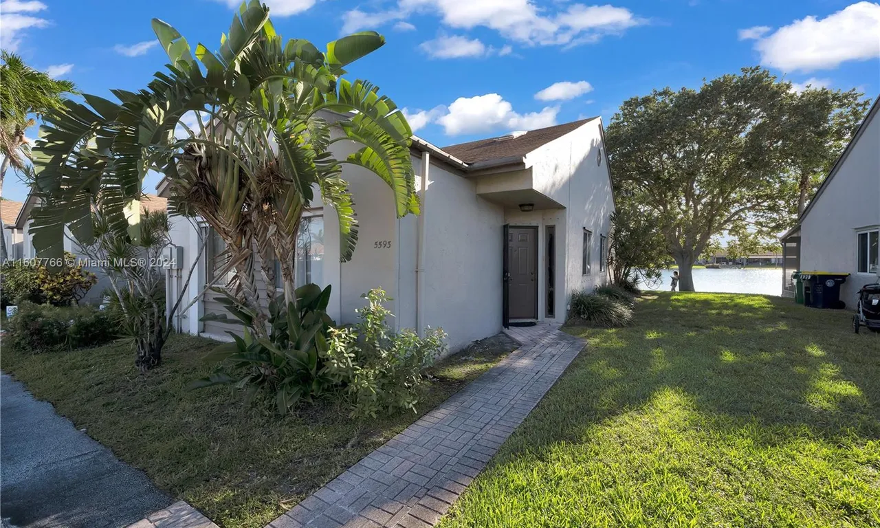 5593 Park Rd, Dania Beach FL 33312