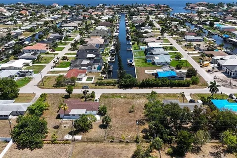 425 MONTEREY AVE, Cape Coral FL 33904