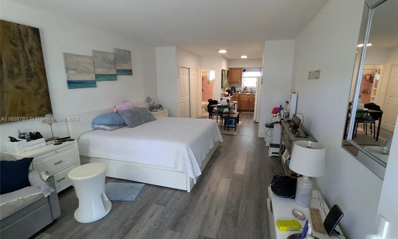 158 Ocean Dr # 203, Miami Beach FL 33139
