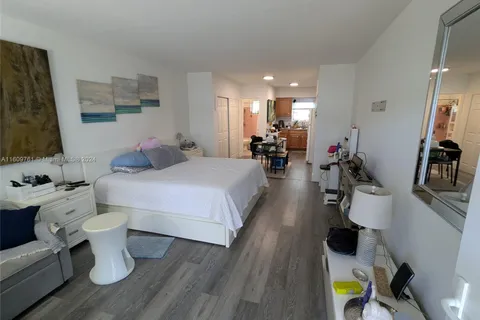 158 Ocean Dr # 203, Miami Beach FL 33139