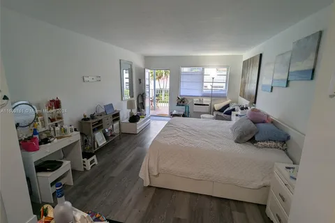 158 Ocean Dr # 203, Miami Beach FL 33139