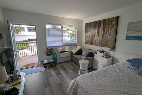 158 Ocean Dr # 203, Miami Beach FL 33139