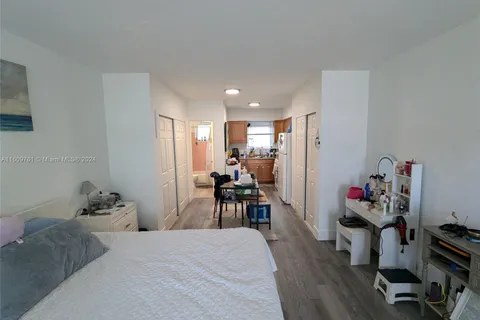 158 Ocean Dr # 203, Miami Beach FL 33139