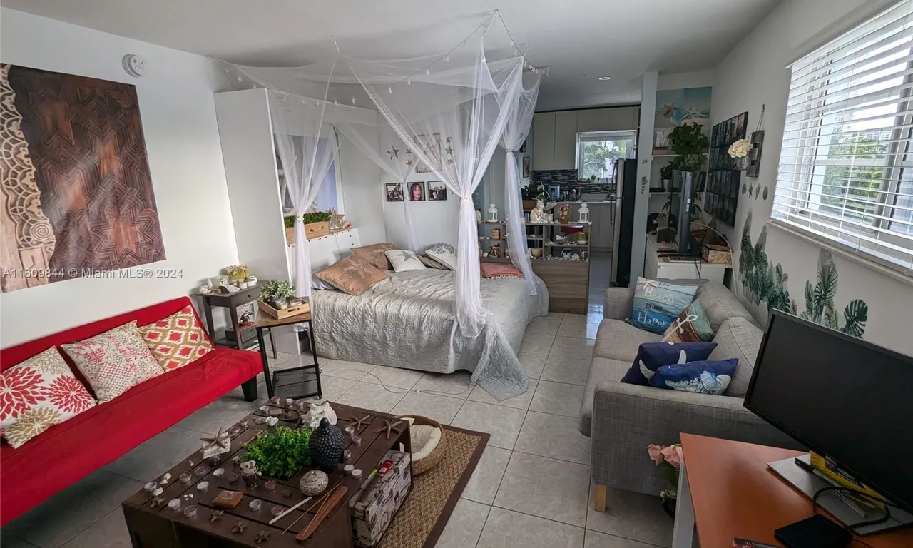 158 Ocean Dr # 407, Miami Beach FL 33139