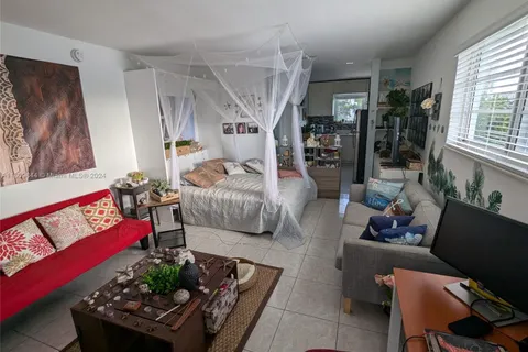 158 Ocean Dr # 407, Miami Beach FL 33139