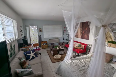 158 Ocean Dr # 407, Miami Beach FL 33139