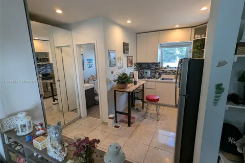 158 Ocean Dr # 407, Miami Beach FL 33139