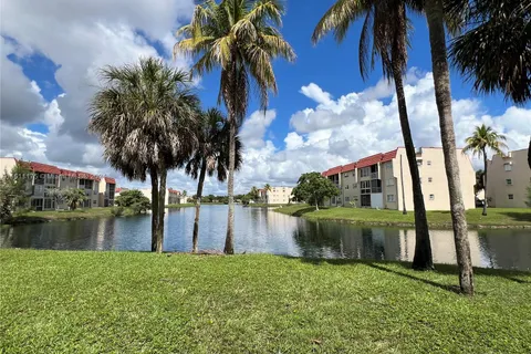 3071 E Sunrise Lakes Dr # 104, Sunrise FL 33322