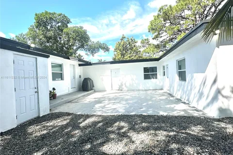 541 NE 142nd St, North Miami FL 33161