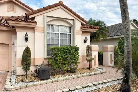 1525 W Lacosta Dr W, Pembroke Pines FL 33027