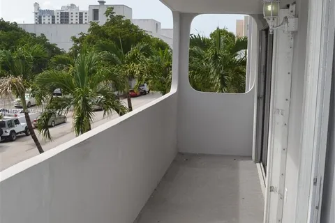 6725 Harding Ave # 302, Miami Beach FL 33141