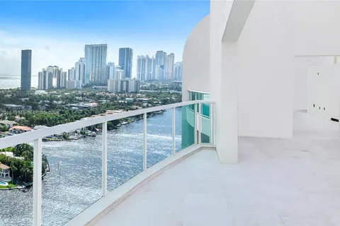 20201 E Country Club Dr, Aventura FL 33180