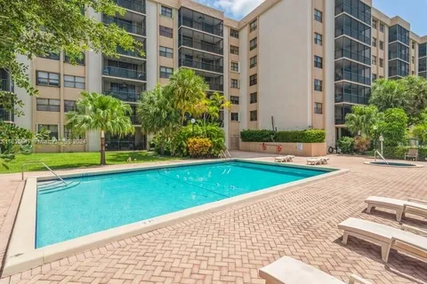 900 NE 195th St # 301, Miami FL 33179