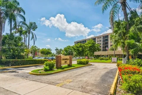 900 NE 195th St # 301, Miami FL 33179