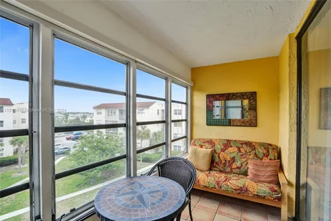 2811 Somerset Dr # 405, Lauderdale Lakes FL 33311