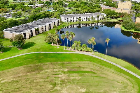 16401 Golf Club Rd # 305, Weston FL 33326