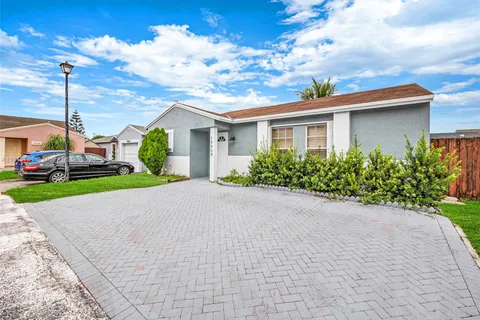 19909 NW 67th Cir Ct, Hialeah FL 33015