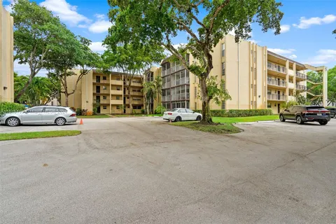 471 N Pine Island Rd # D201, Plantation FL 33324