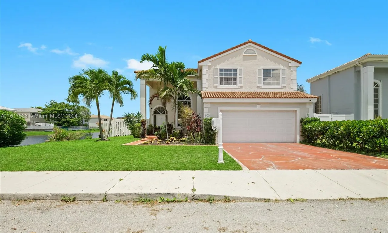 600 Lakeshore Ter, Davie FL 33325