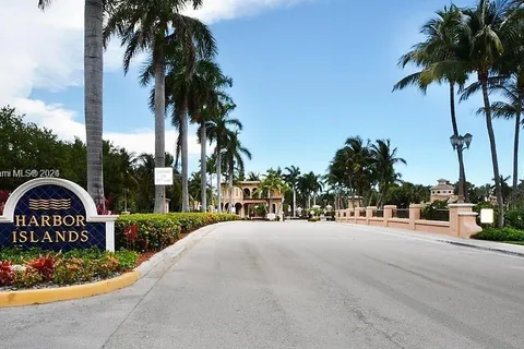 957 N Harbor View North w/DOCK, Hollywood FL 33019