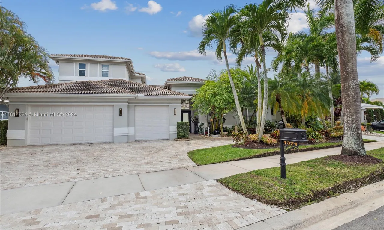 1371 Victoria Isle Dr, Weston FL 33327