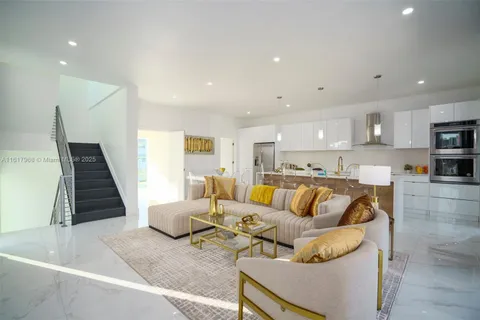 1006 N Riverside Dr, Pompano Beach FL 33062