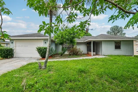 619 SE Crescent Ave, Port St. Lucie FL 34984