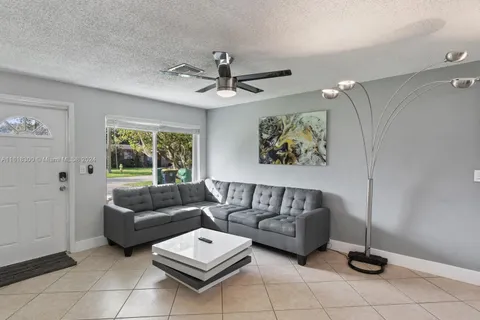 4255 SW 50th St, Dania Beach FL 33314