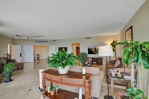 21050 Point Pl # 502, Aventura FL 33180