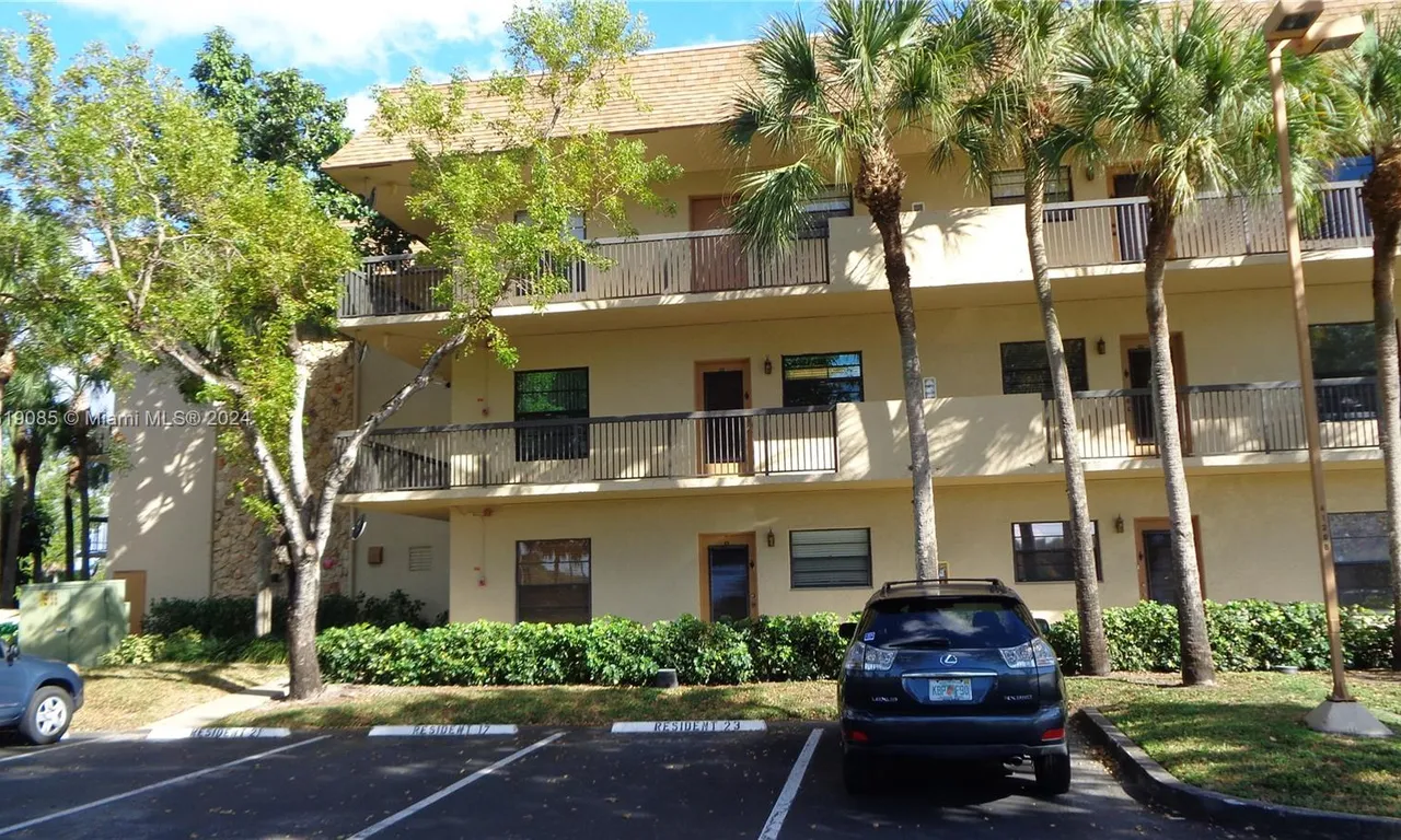 6085 N Sabal Palm Blvd # 204, Tamarac FL 33319