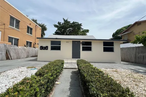 1872 NW 1st St, Miami FL 33125