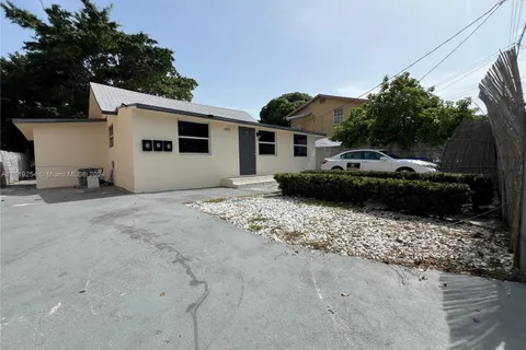 1872 NW 1st St, Miami FL 33125