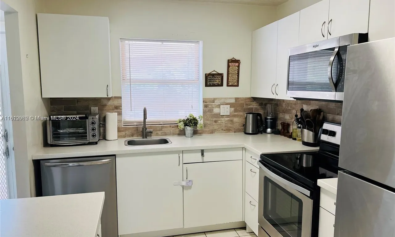 9581 Sunrise Lakes Blvd # 208, Sunrise FL 33322