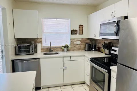 9581 Sunrise Lakes Blvd # 208, Sunrise FL 33322