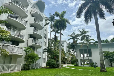 484 NW 165th St Rd # 316, Miami FL 33169