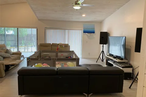 7471 NW 35th Ct, Lauderhill FL 33319