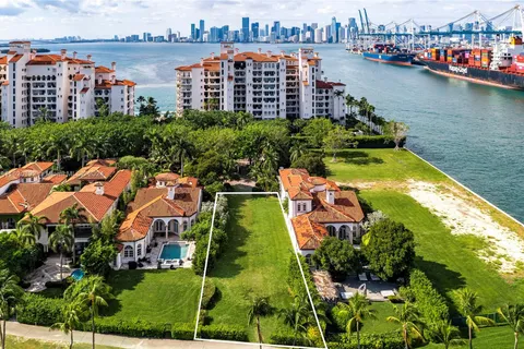 6911 VALENCIA DR, Fisher Island FL 33109