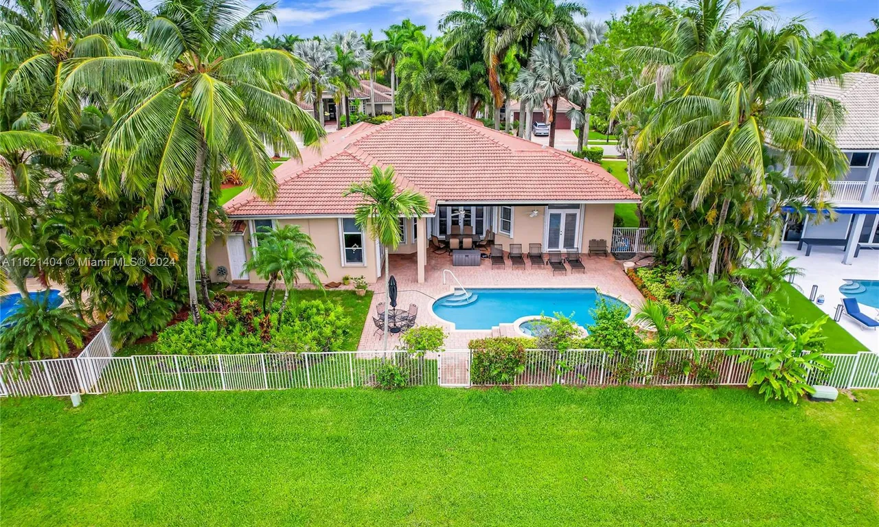 1525 Victoria Isle Way, Weston FL 33327