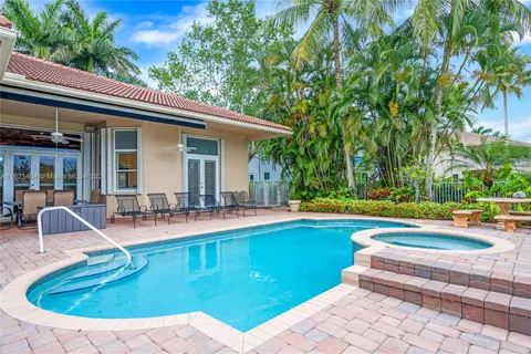 1525 Victoria Isle Way, Weston FL 33327