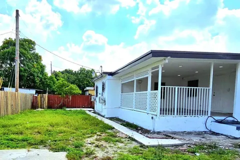 385 W 63rd St, Hialeah FL 33012