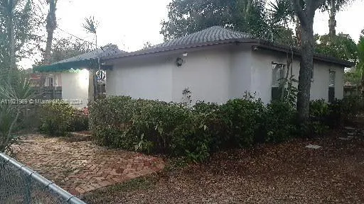 6049 SW 64 terr, South Miami FL 33143